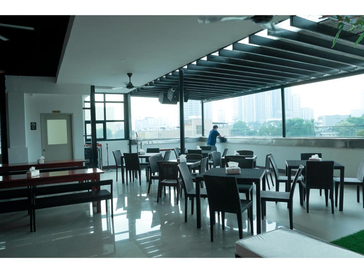 M28 Hotel And Apartments Кесон Сити Екстериор снимка