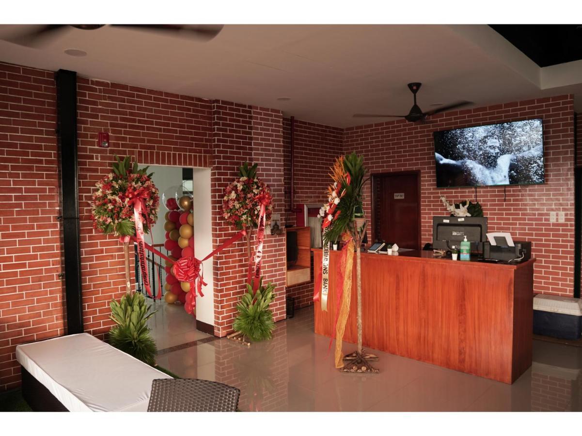 M28 Hotel And Apartments Кесон Сити Екстериор снимка
