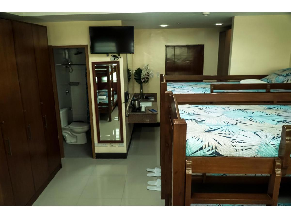 M28 Hotel And Apartments Кесон Сити Екстериор снимка