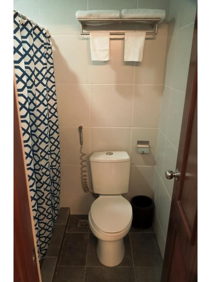 M28 Hotel And Apartments Кесон Сити Екстериор снимка