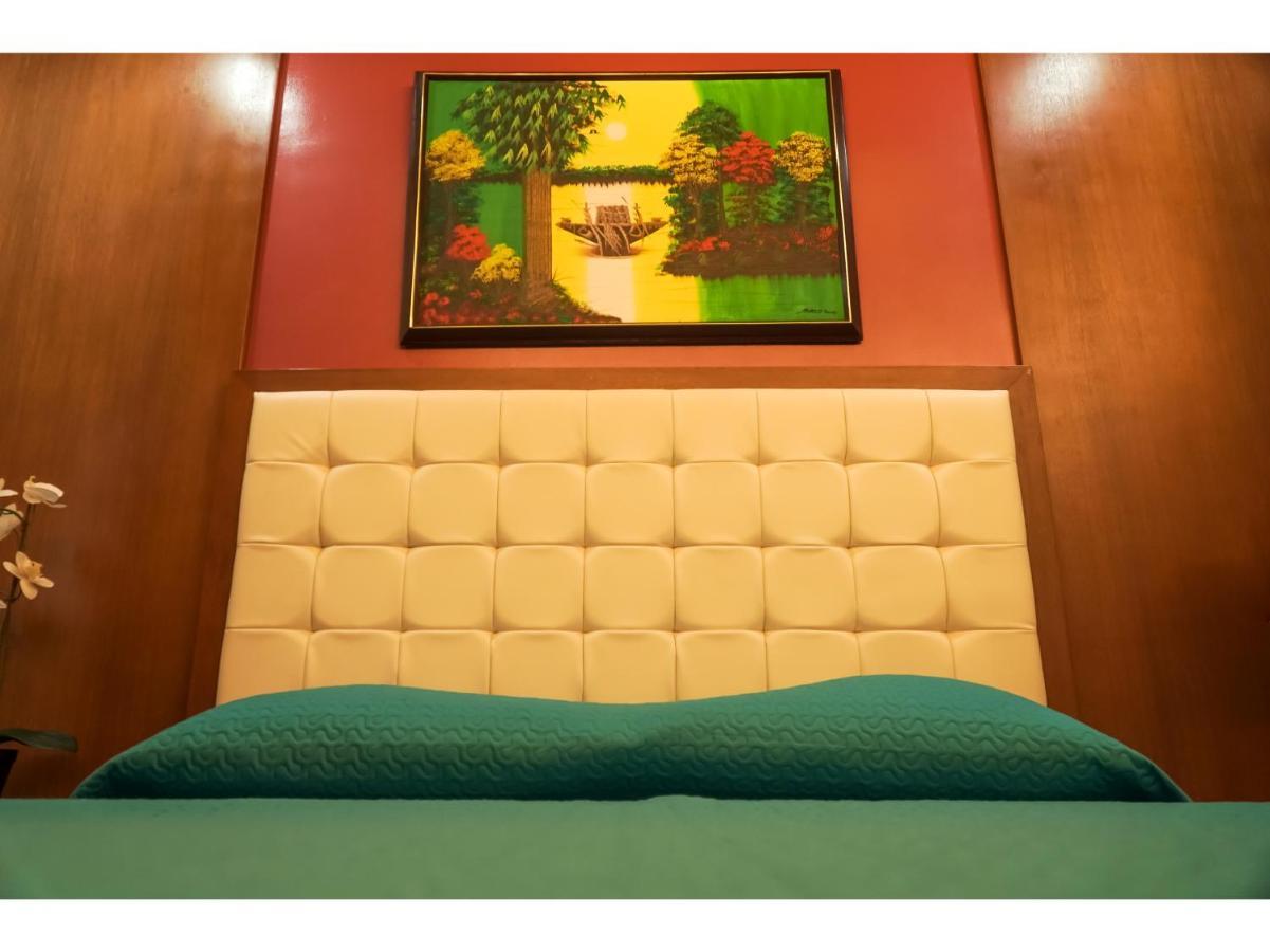 M28 Hotel And Apartments Кесон Сити Екстериор снимка