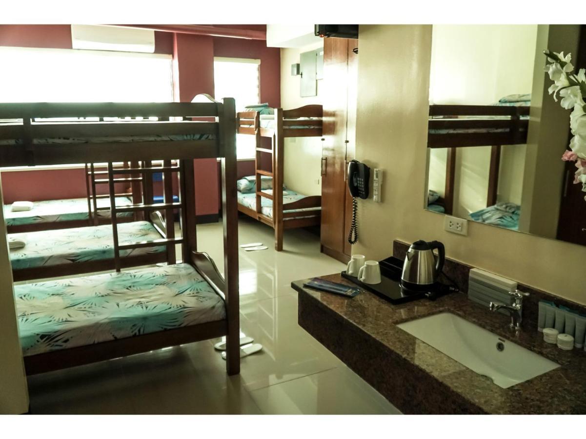 M28 Hotel And Apartments Кесон Сити Екстериор снимка