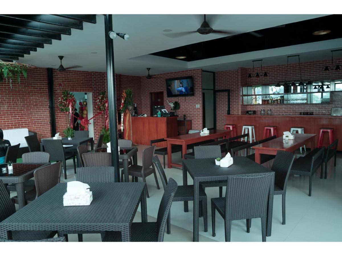M28 Hotel And Apartments Кесон Сити Екстериор снимка