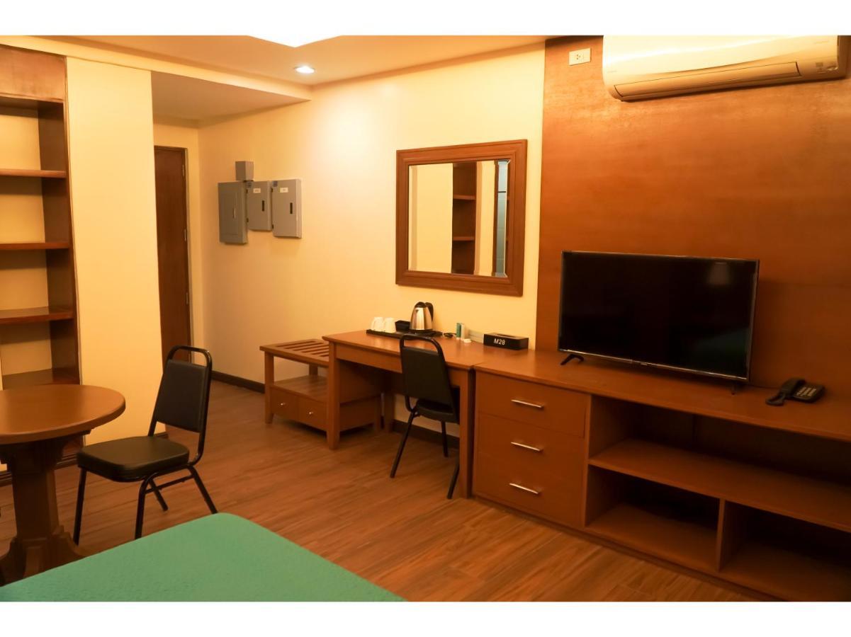 M28 Hotel And Apartments Кесон Сити Екстериор снимка